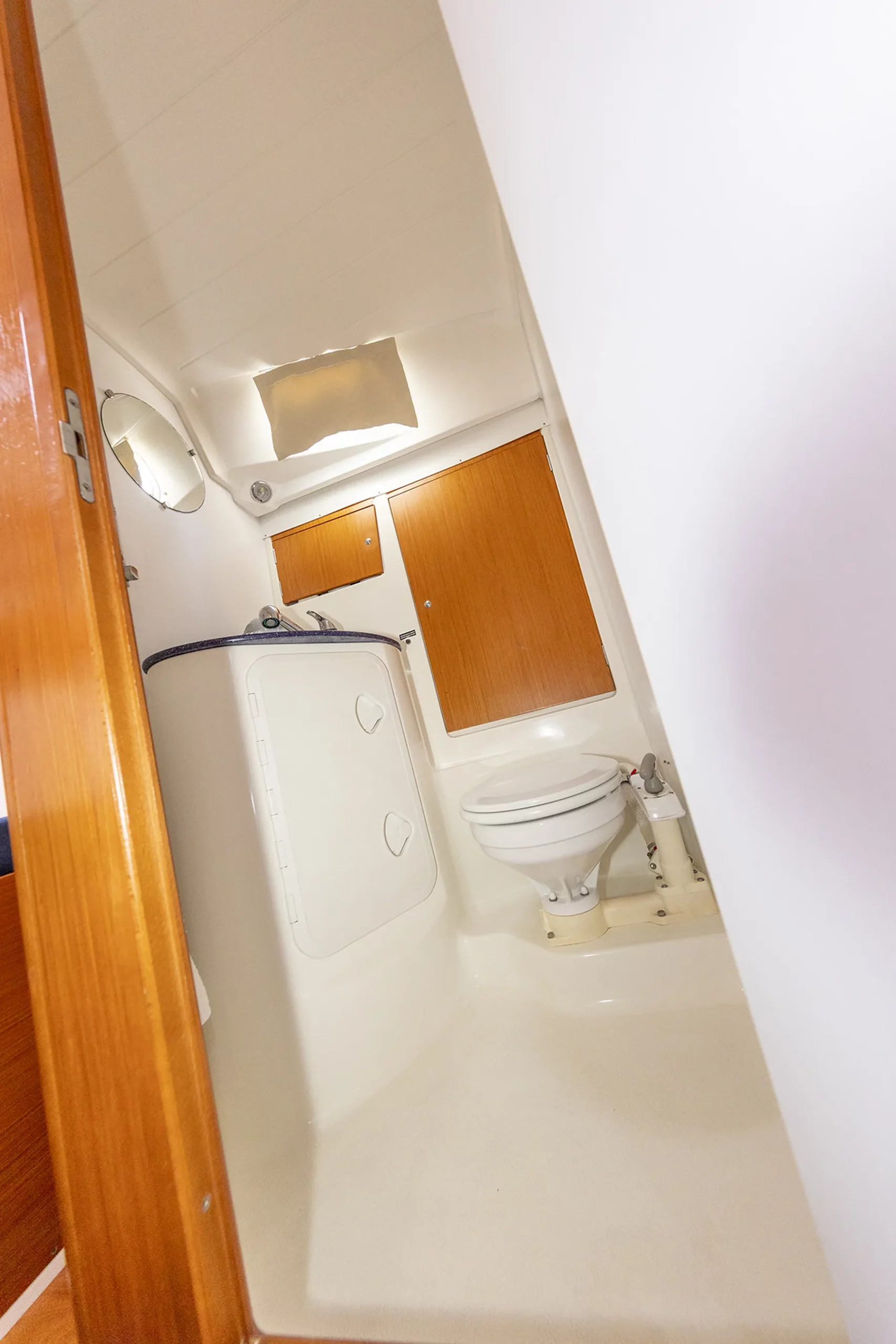 Beneteau 50 bathroom