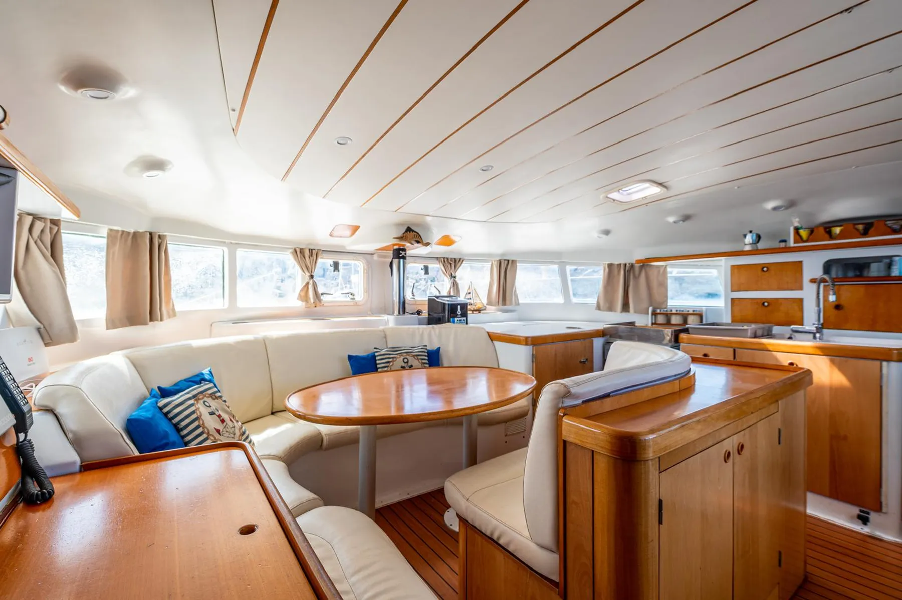 Lagoon 410 Catamaran Charter Indoor